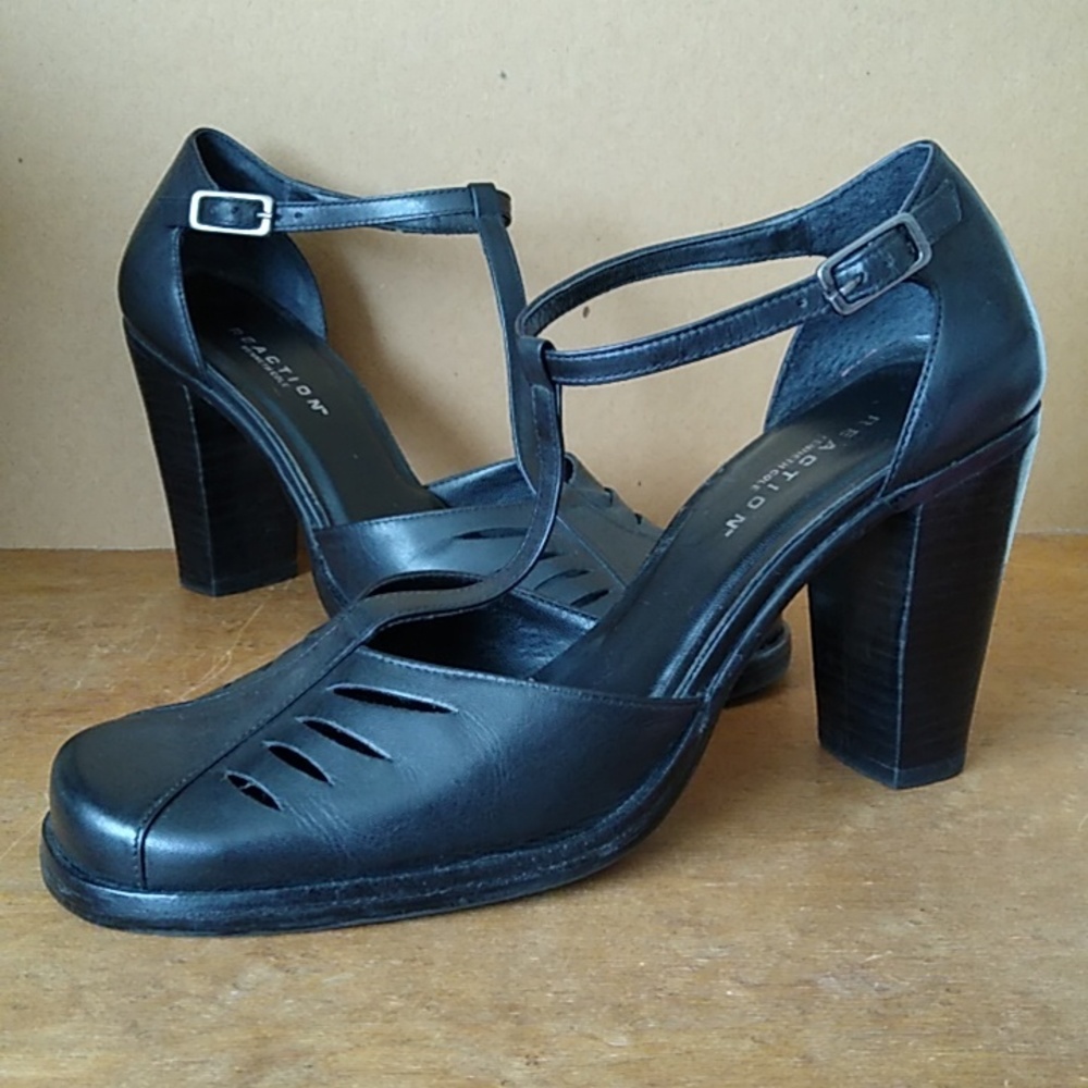 Reaction by Kenneth Cole Black Leather T-Straps 8.5